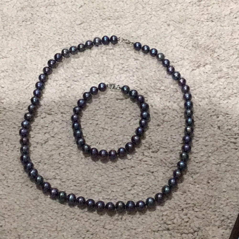 Pearl necklace and bracelet set